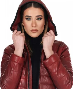 Donna D'Arienzo Elsa - Piumino in pelle rossa con cappuccio nappa effetto liscio