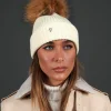 Donna D'Arienzo Taylor - Cappello in lana panna con pompon in pelliccia colore naturale